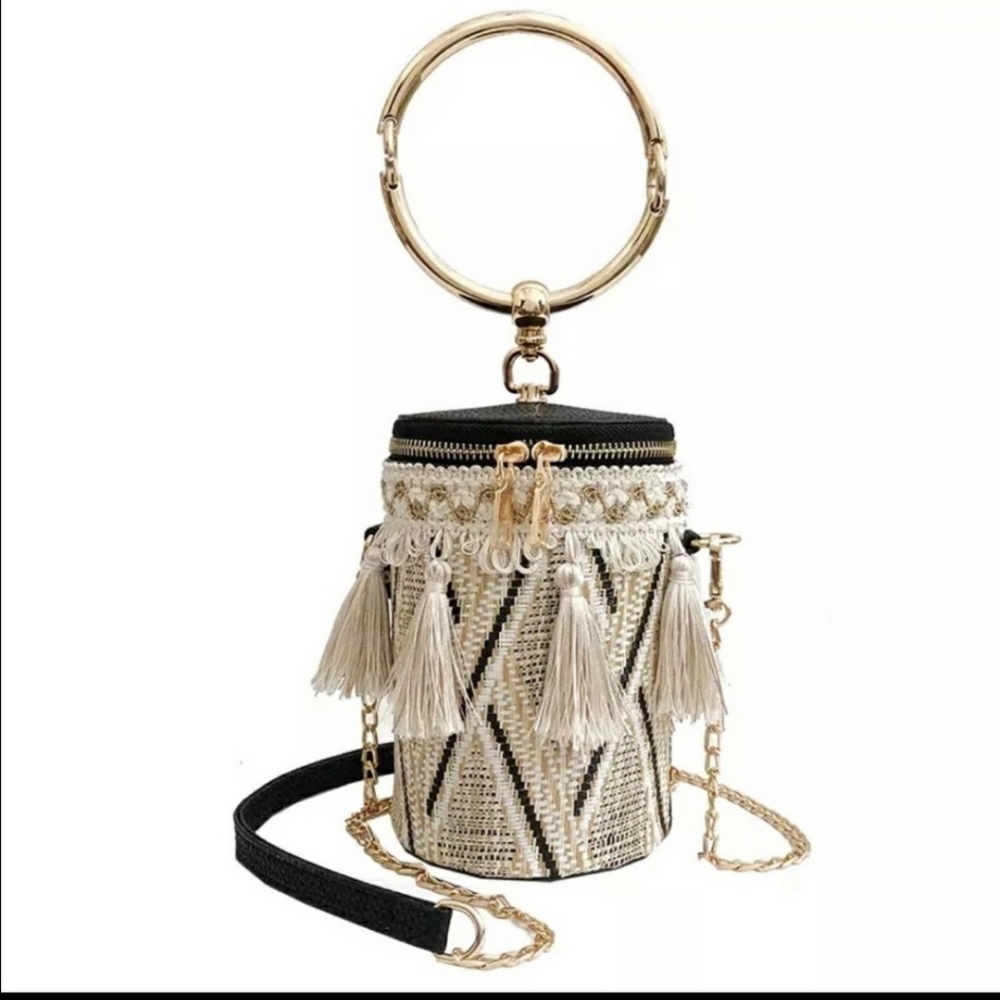 Beige tassel hanging purse❤️.
